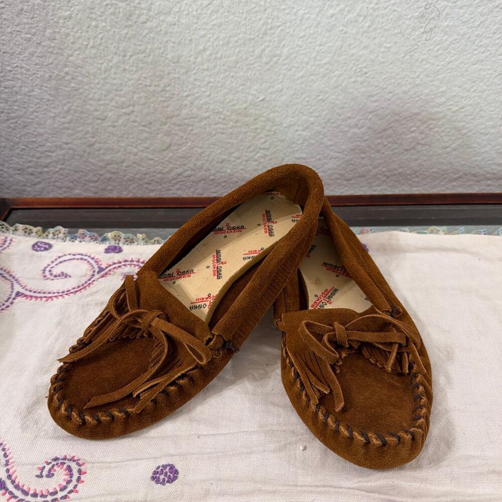 Minnetonka Moccasin Size 5 1/2 Tan